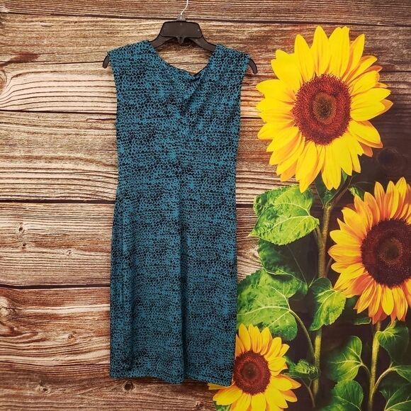 Dressbarn scoop neck Sleeveless dress pre-owned - Picture 2 of 8